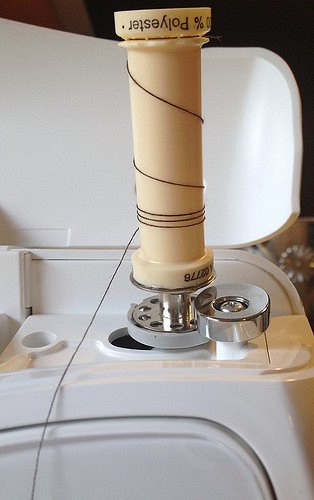 Работа с нитками на швейной машине и оверлоке: 4 лайфхака