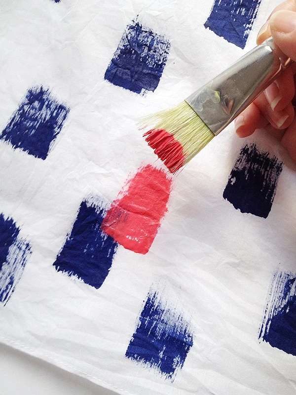 Как раскрасить шарф узорами: 3 простых и эффектных идеи для тех, кто не умеет рисовать цвета, краски, мазки, требует, трафарет, высушите, высыхания, вы можете, кисть, поверхность, и отутюжьте, шарфа, чтобы, краску, одного, и наносите, на ткань, несколько, инструкция, Вы можете