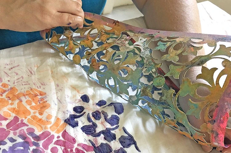 Как раскрасить шарф узорами: 3 простых и эффектных идеи для тех, кто не умеет рисовать цвета, краски, мазки, требует, трафарет, высушите, высыхания, вы можете, кисть, поверхность, и отутюжьте, шарфа, чтобы, краску, одного, и наносите, на ткань, несколько, инструкция, Вы можете
