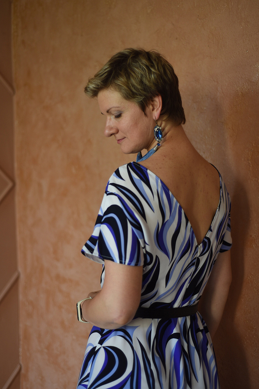 Платье-футляр с открытой спиной от Светлана Рассмехина