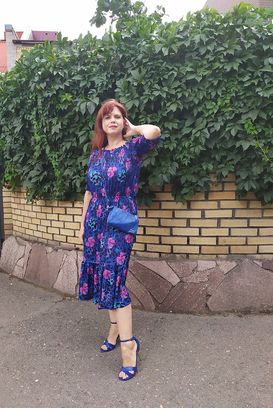 Платье с вырезом Кармен синий леопард и розовые розы) от Елена Мамонтова
