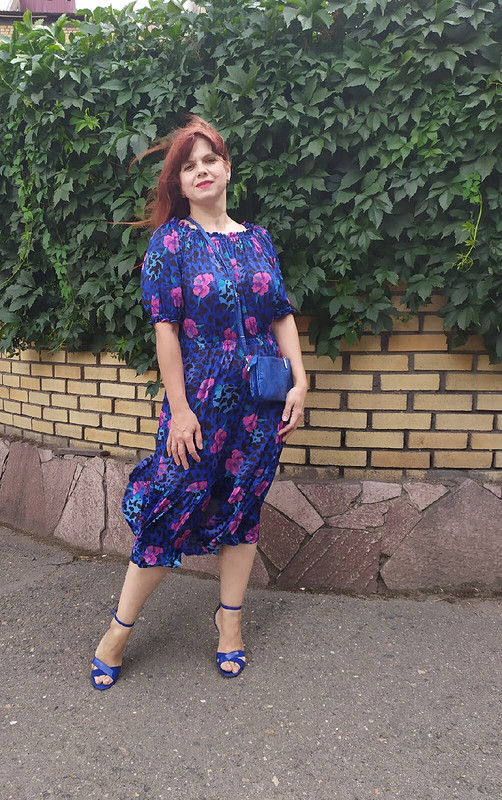 Платье с вырезом Кармен синий леопард и розовые розы) от Елена Мамонтова