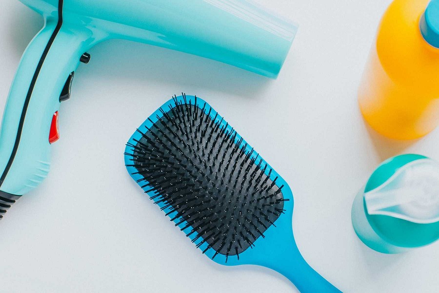 Как правильно мыть щётки и расчёски для волос: 6 советов и лайфхаков