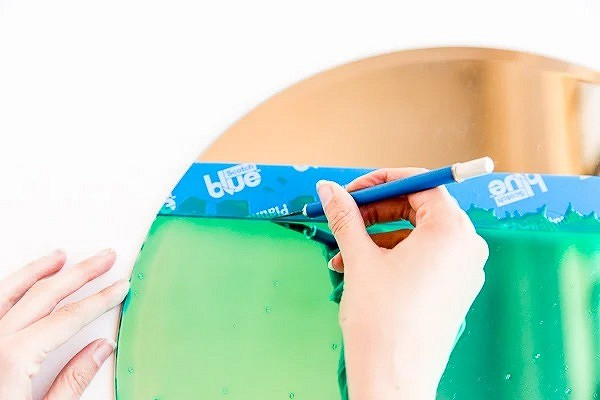 Как превратить простое зеркало в дизайнерское с помощью витражных красок: мастер-класс