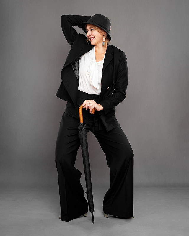 Образ в стиле «total black»: жакет и брюки от politu