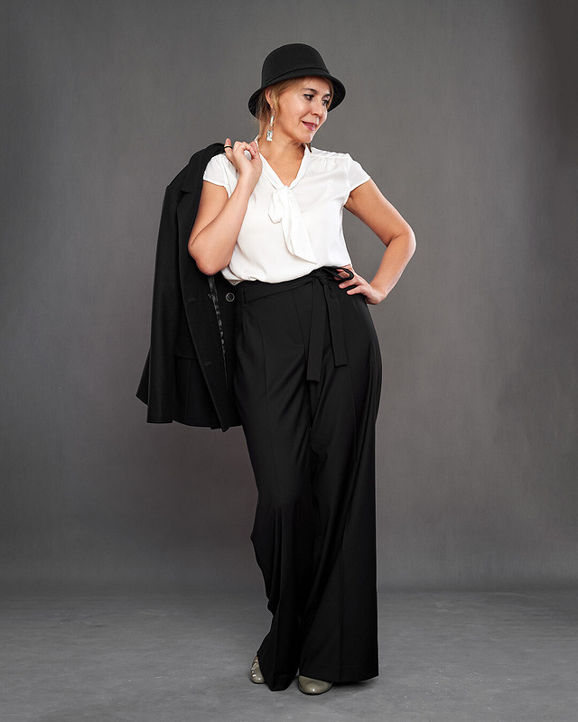 Образ в стиле «total black»: жакет и брюки от politu