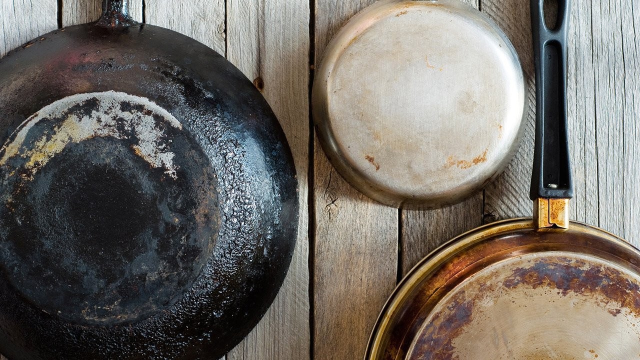 Как очистить керамическую сковороду от нагара внутри и снаружи