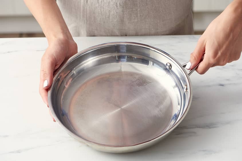 Как отмыть сковородку снаружи и внутри: 6 советов и лайфхаков для разных сковород