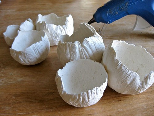 Как сделать декоративные цветы-ракушки из бумажной глины: мастер класс