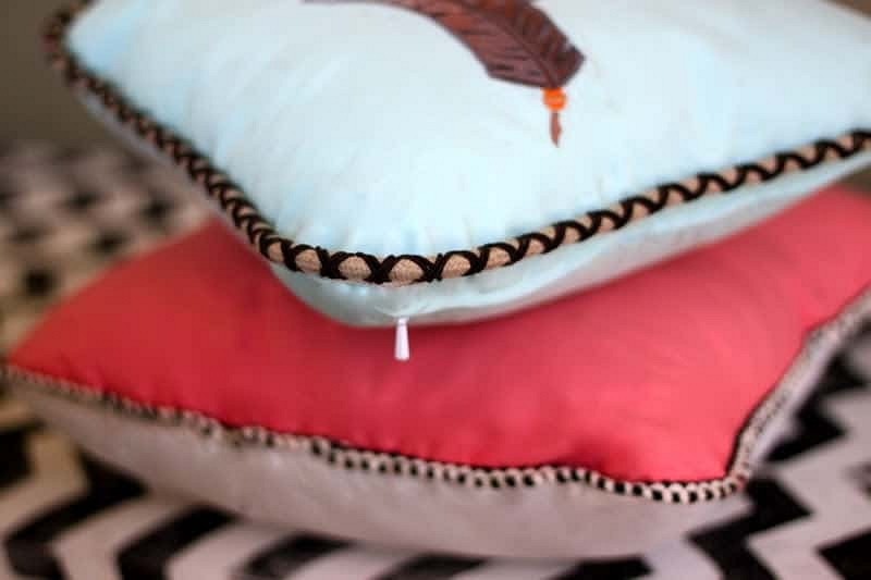Видео мастер класс пошива декоративной подушки ниже