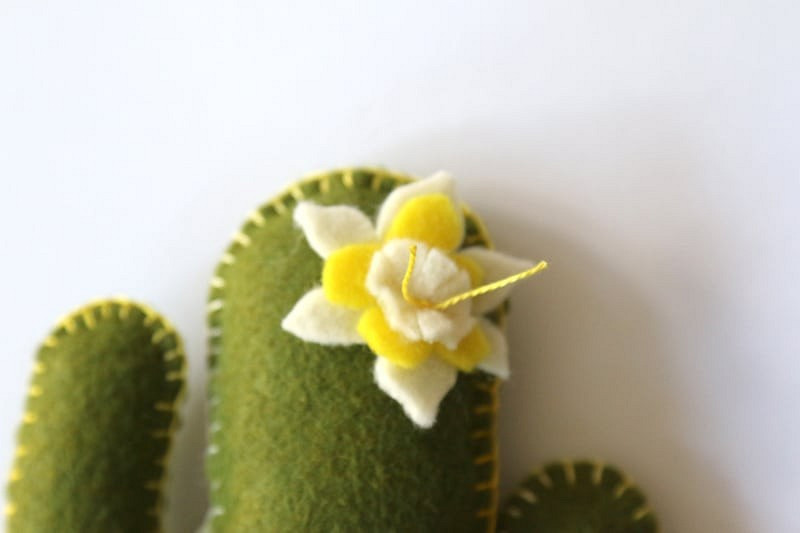 Цветущий кактус: как сшить и украсить игольницу из фетра