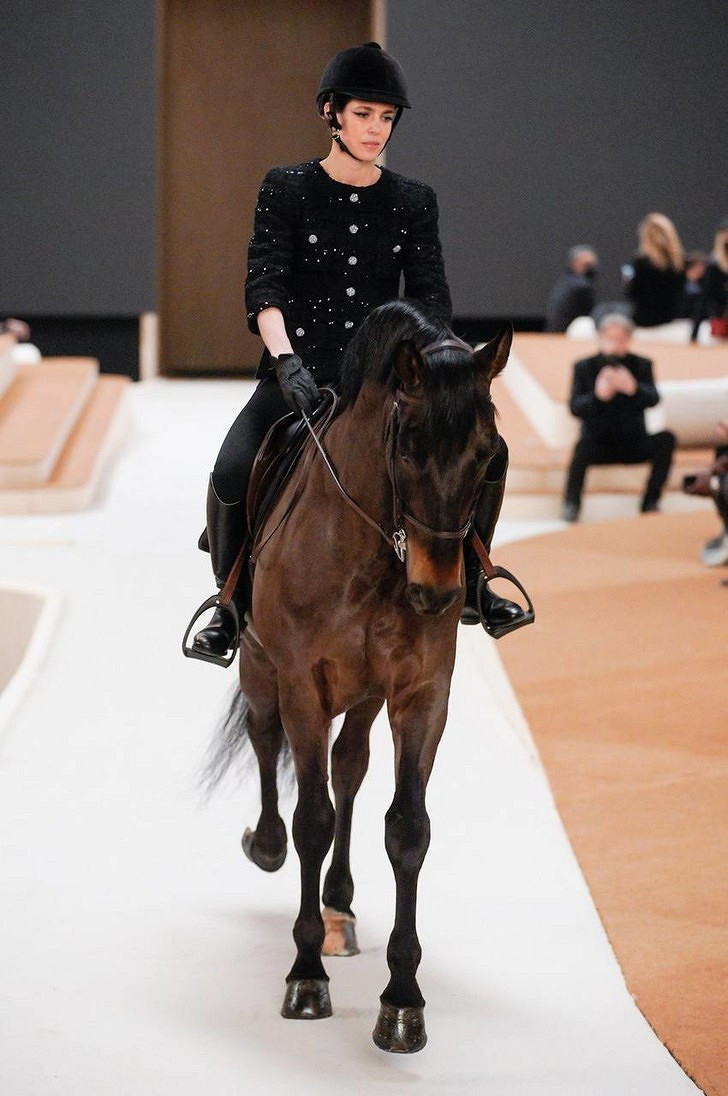 Принцесса Монако Шарлотта Казираги верхом на коне открыла показ Chanel 