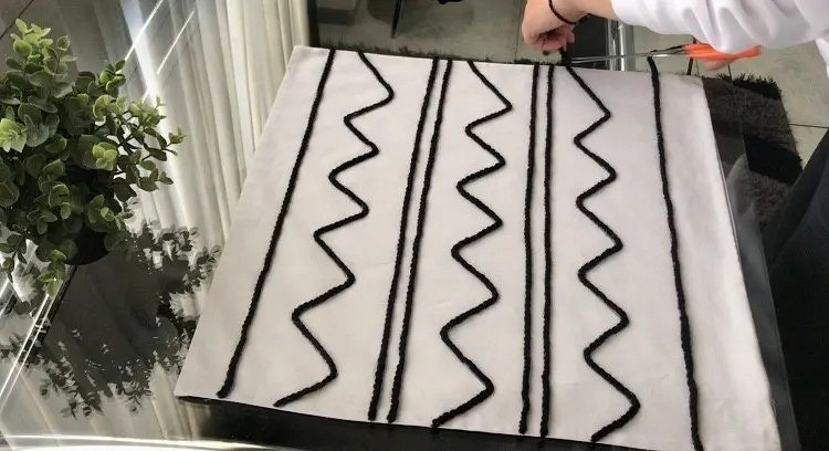 Как украсить декоративные подушки шнуром: 2 простых мастер-класса