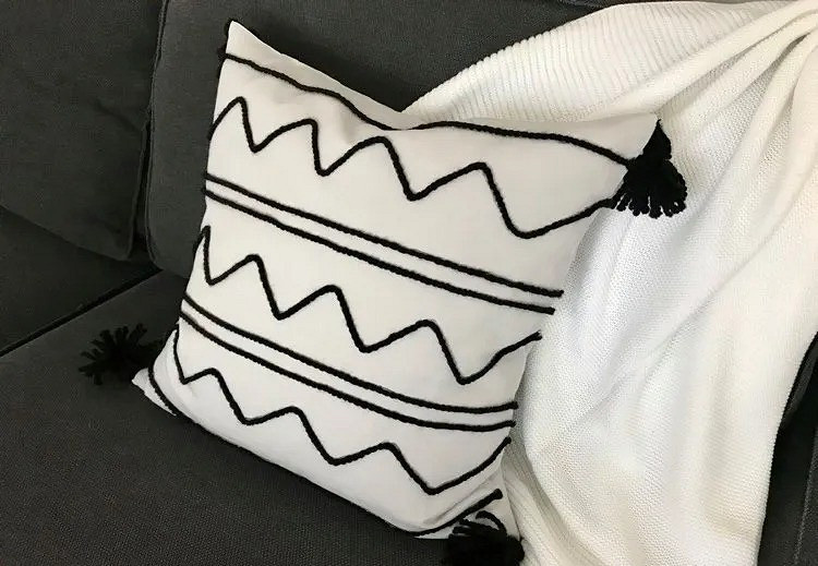 Подушка для украшений, 22*9*4 см, цвет серый