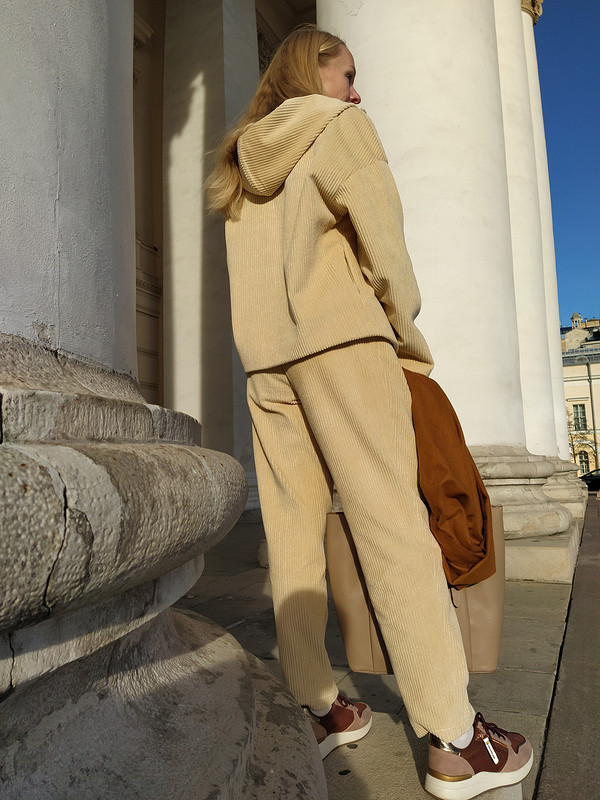 Костюм из вельвета: брюки слоучи и куртка с капюшоном от @eugeniakamaeva