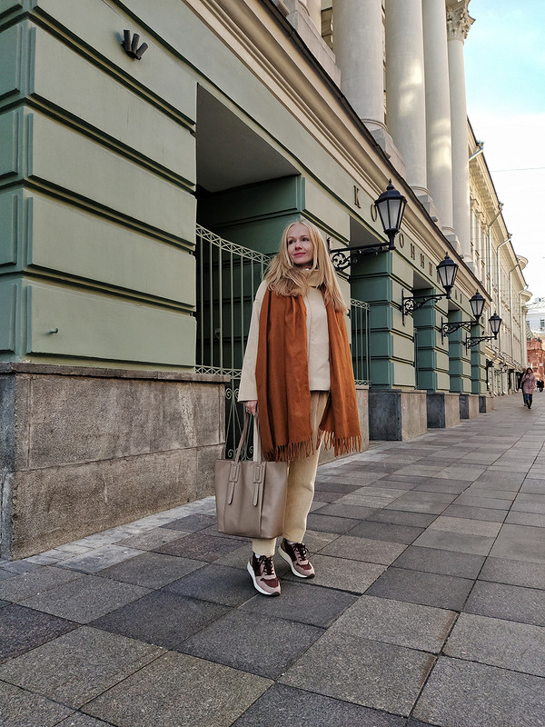 Костюм из вельвета: брюки слоучи и куртка с капюшоном от @eugeniakamaeva