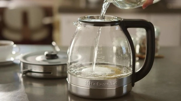 Как почистить чайник: 6 проверенных способов для любого случая