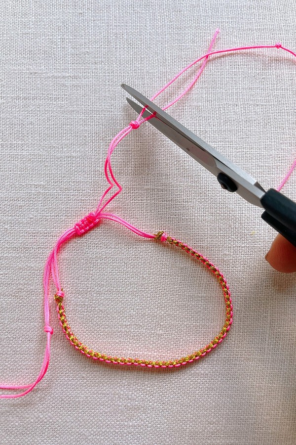 Макраме для начинающих: плетём браслетик