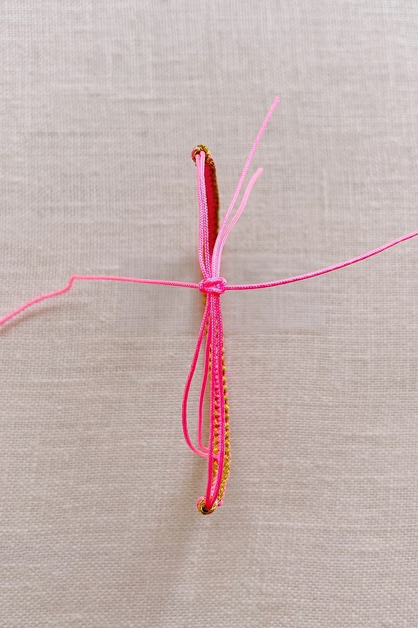 Как плести браслеты из ниток: схемы плетения фенечек и полезные советы