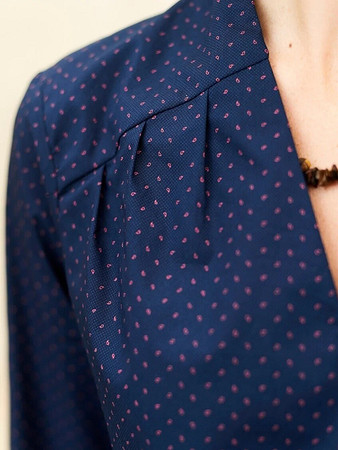 Блузка со складками у плечевых швов крупным планом