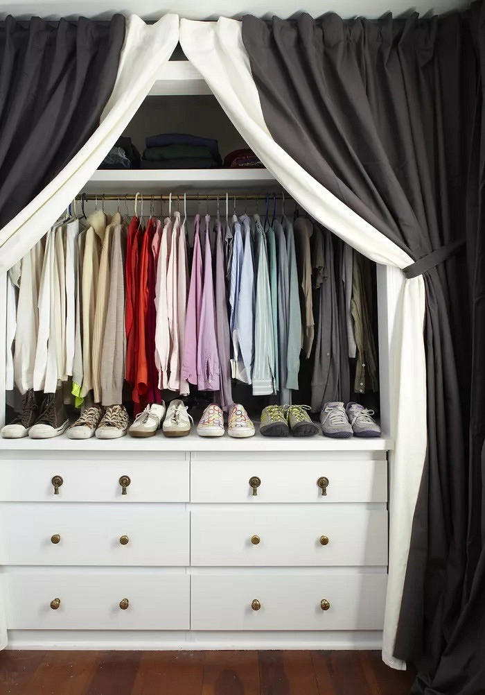 Как хранить одежду, которую уже надевали: 16 отличных идей