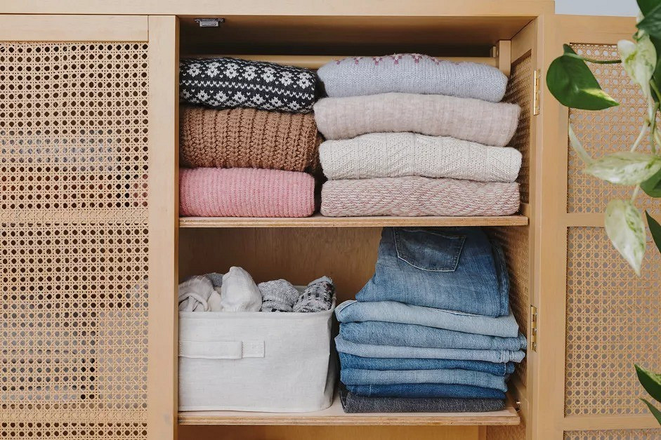 Как хранить одежду, которую уже надевали: 16 отличных идей