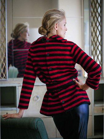 Модель пуловера с застёжкой на спинке 