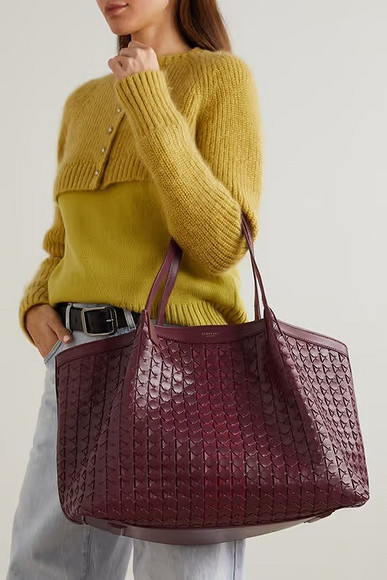 <br>7 способов носить большую сумку, чтобы выглядеть модно