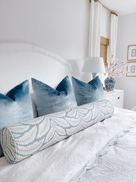 6 беспроигрышных вариантов декора кровати подушками