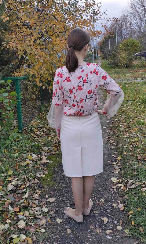 Цветочная блузка и сливочного цвета юбка от MargaritaKv