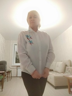 Работа с названием Белая блуза с вышивкой в смешанной технике