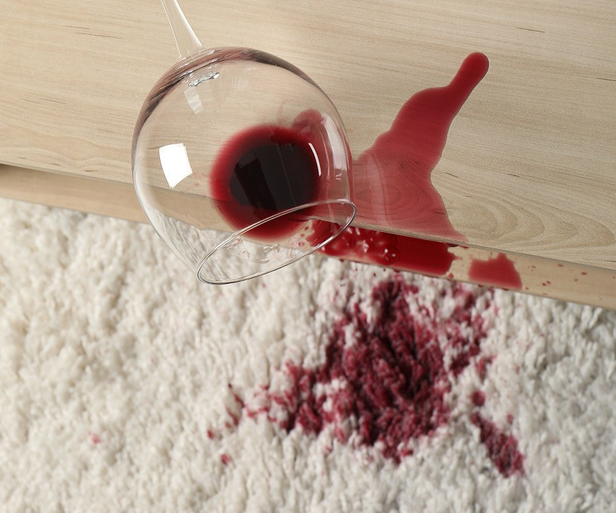 свежее пятно от красного вина