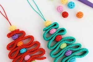 Как связать крючком цветные новогодние игрушки-ёлочки