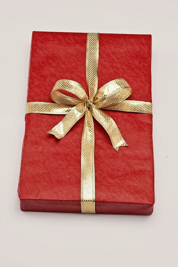 Как упаковать плоский подарок в подарочную бумагу?