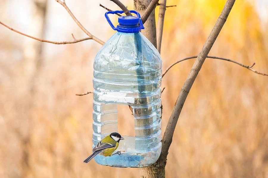 ★Как сделать кормушку для птиц из пластиковой бутылки. Кормушка для птиц своими руками.