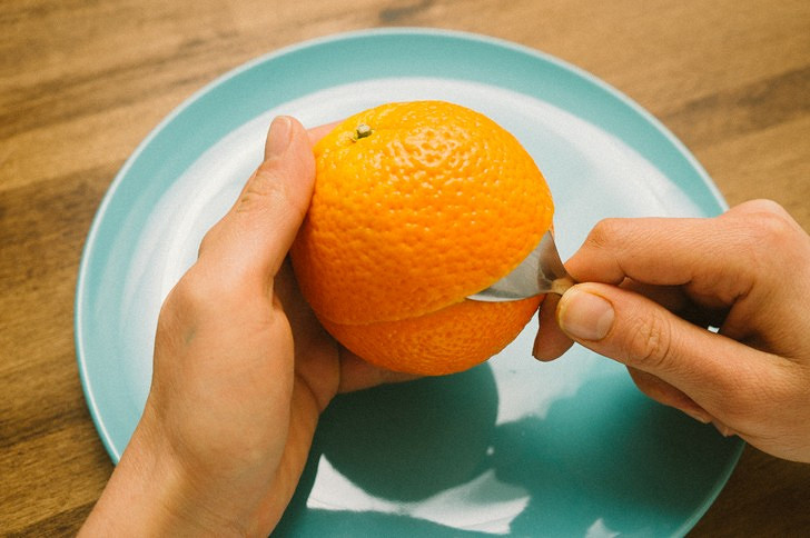 Простой способ сделать свечу из апельсина без воска и фитиля