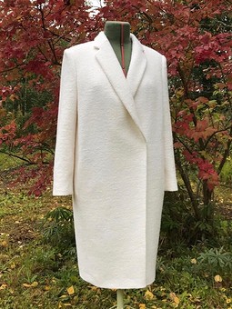 Белое пальто