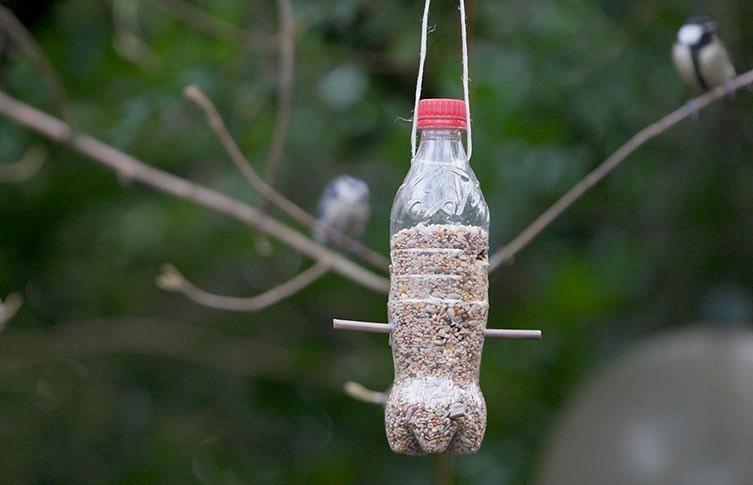 Кормушка для птиц из бутылки своими руками: 7 идей с пошаговыми инструкциями