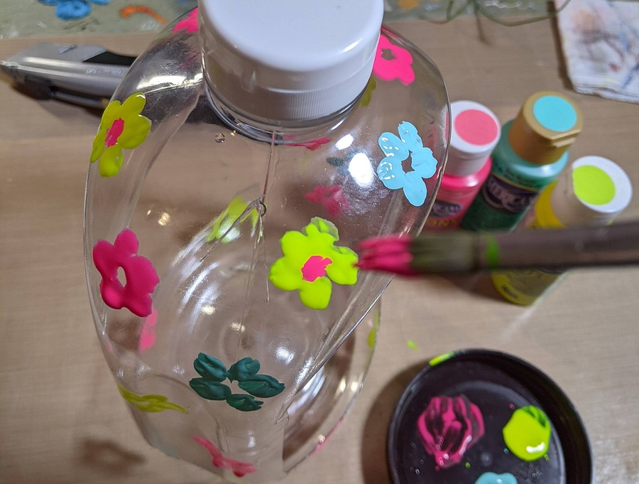 Сделать кормушку для птиц из пластиковой бутылки