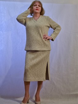 Работа с названием Костюм из трикотажа: пуловер и юбка