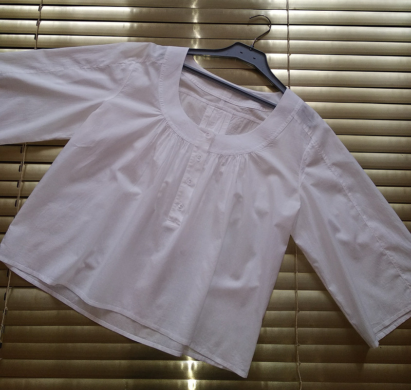 Блуза свободного кроя с застёжкой поло от Adetta