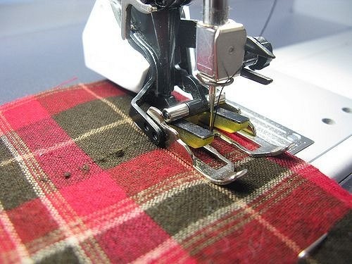 Лапки для подгибки края для швейной машины: как ей пользоваться