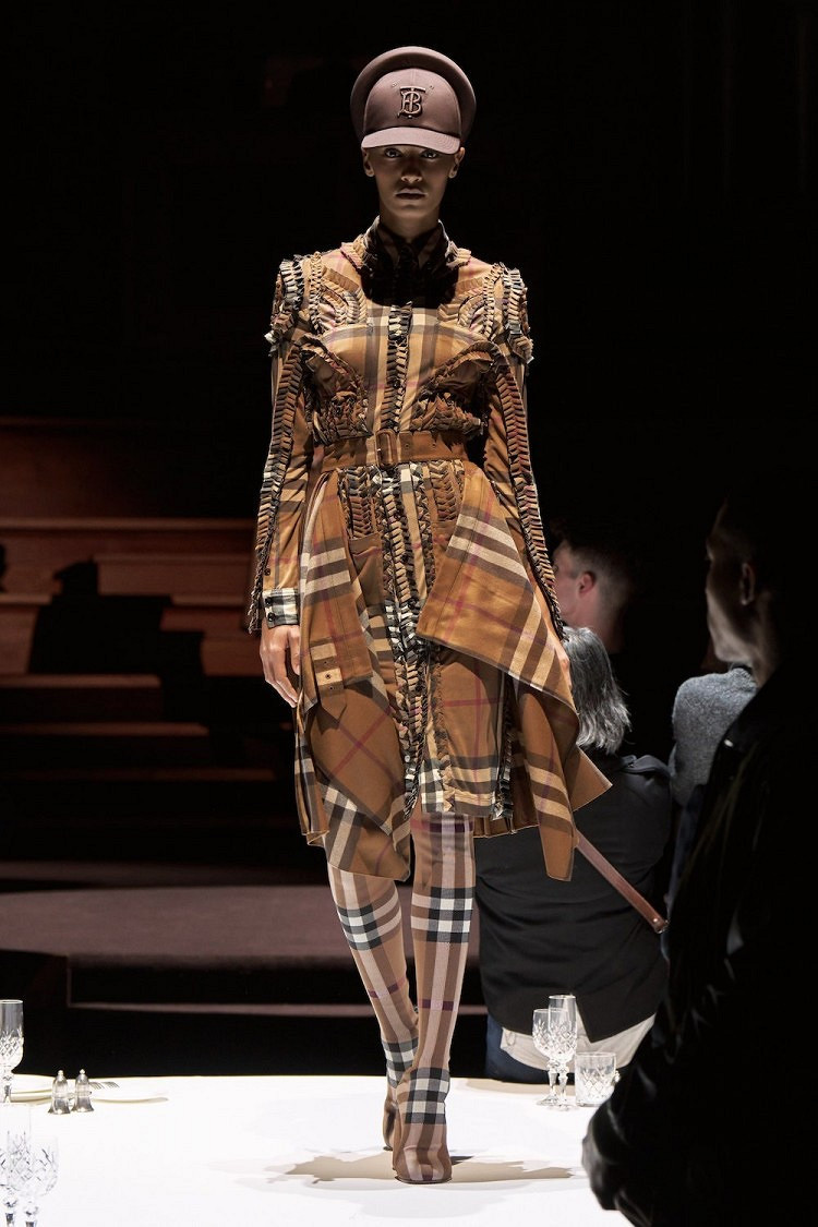 На показе Burberry модели ходили по столам — BurdaStyle.ru