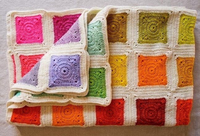 Одеяло, связанное крючком из «бабушкиных квадратов»