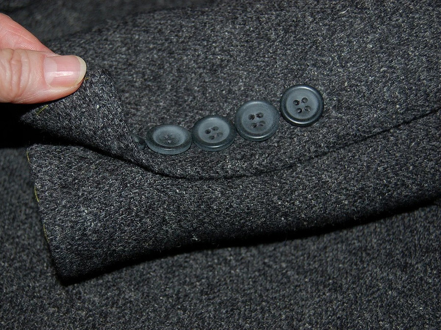 Обработка шлицы рукава мужского пальто