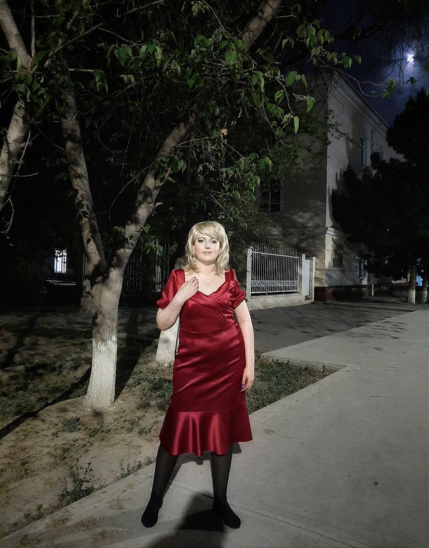 Вечернее платье из атласа от Алена Арабова