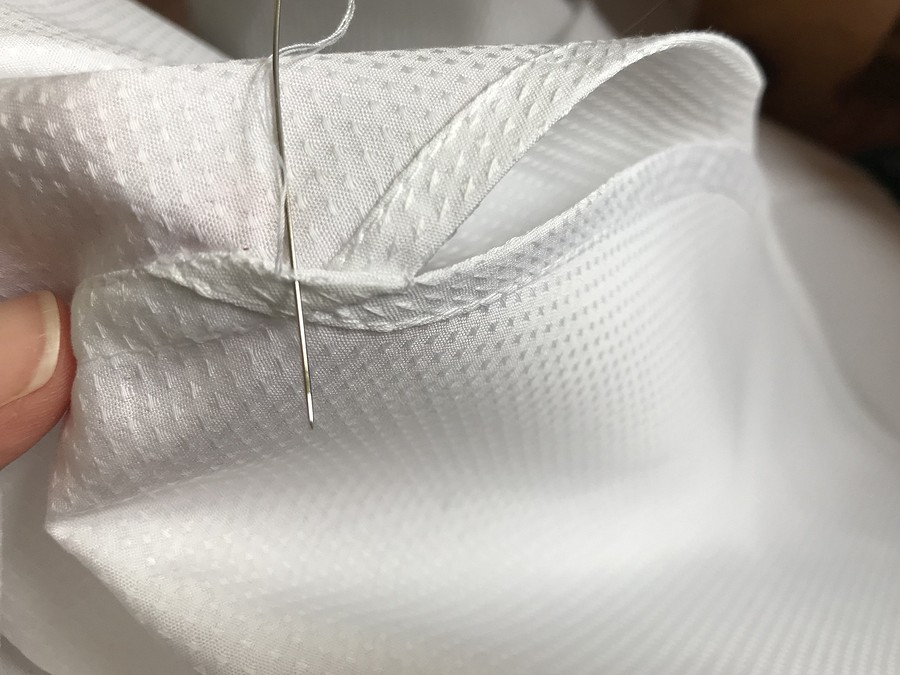 Как выполнить боковой запошивочный шов в изделии со скругленным низом: простой способ