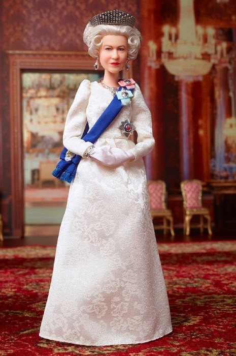 Королева Елизавета II и в виде куклы Барби сохранила свой стиль 