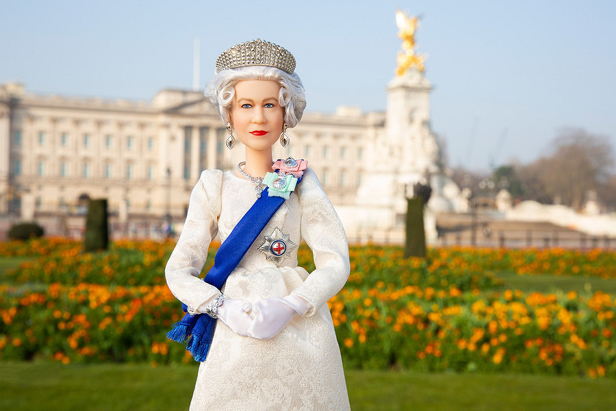 Королева Елизавета II и в виде куклы Барби сохранила свой стиль 