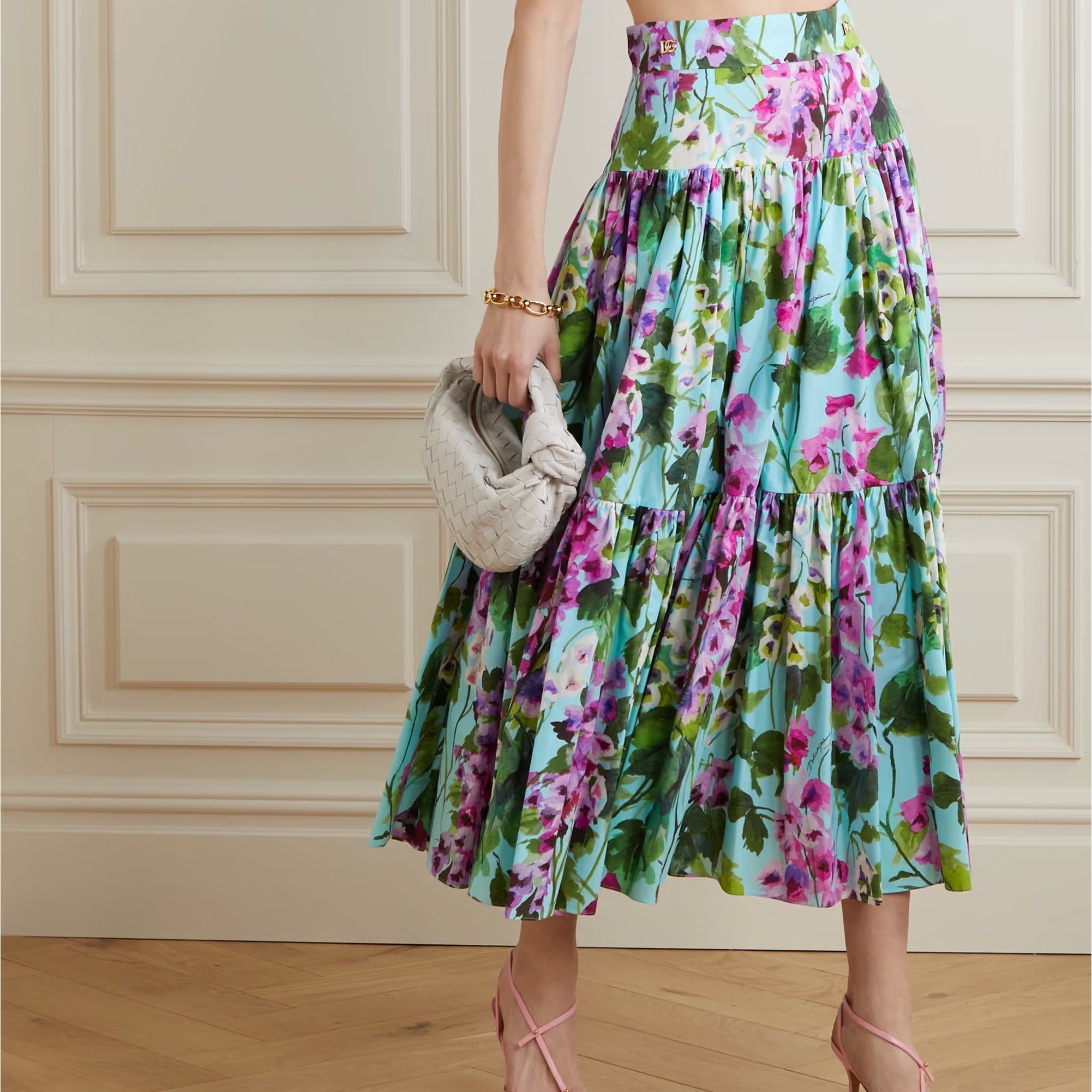2. Модные платья 2023: Цветы на корсаже